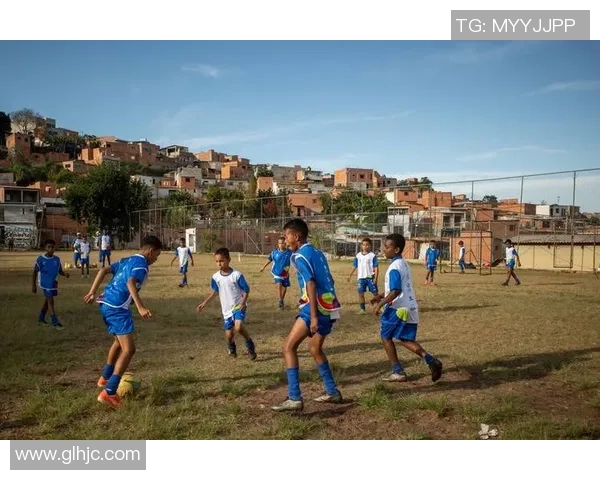 从贫困街头到绿茵场的逆袭足球明星们的奋斗与荣耀