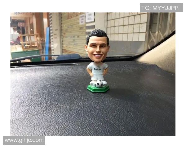 全新足球球星模型开箱体验揭晓细节与独特设计魅力