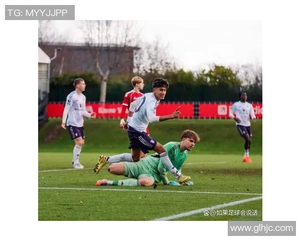 当足球巨星场上目睹意外瞬间露出吃惊表情全场球迷也随之沸腾 当足球巨星场上目睹意外瞬间露出吃惊表情全场球迷也随之沸腾