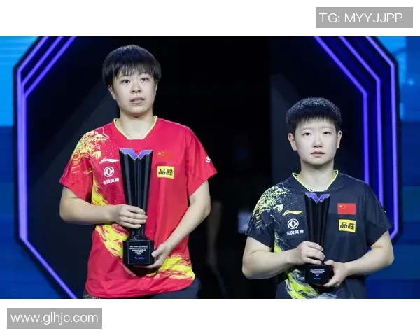 足球球星激情挑战赛激烈上演 突破极限展现超凡技巧与默契配合